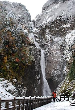 日本最高瀑布上演秋冬共现奇观