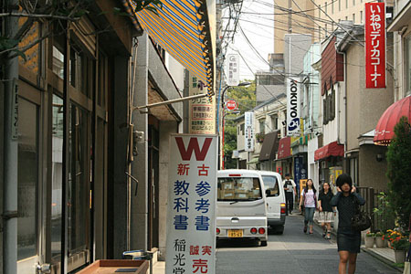爱恨交加的早稻田 感受神田书街的魅力