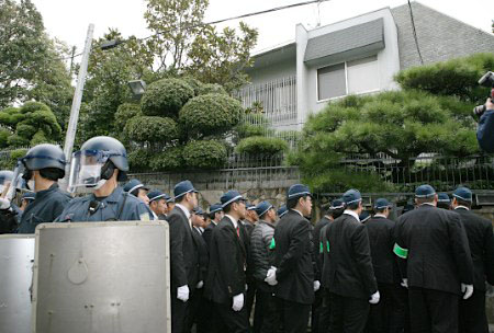 日本警方突击搜查日最大黑帮山口组总部