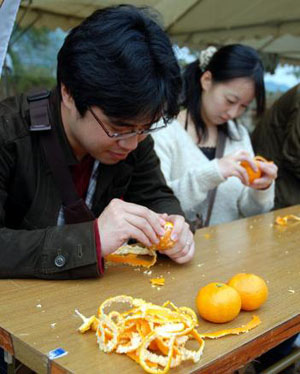 日本德岛县胜浦町剥橘子皮大赛 记录169.1厘米