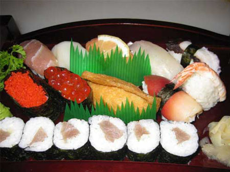 寿司的特殊口味以简单为美味,以自然为美味,日本料理之所以逐渐在世界