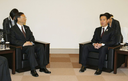 中日两国外交部长在横滨举行会谈