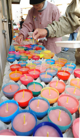 神户市志愿者开始制作阪神大地震追悼仪式所用的蜡烛