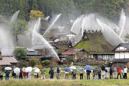 京都“草顶房屋之里”举行喷水训练 吸引众多游客