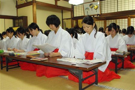 京都女大学生接受巫女培训