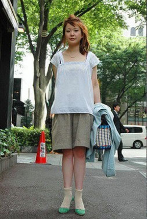 日本潮人教你穿花纹彩色蕾丝短袜