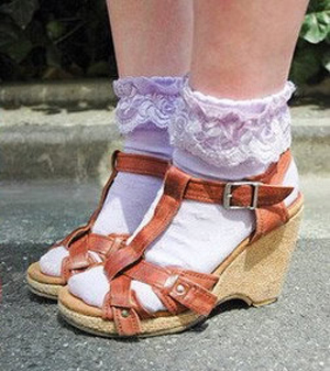 日本潮人教你穿花纹彩色蕾丝短袜