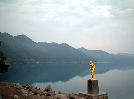 日本本州岛北部迷人的田泽湖