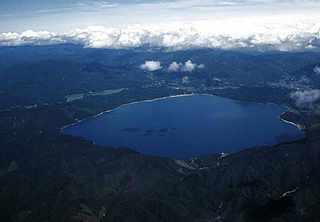 日本本州岛北部迷人的田泽湖