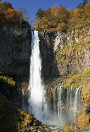 “日本的三大名瀑”之一 华严瀑布