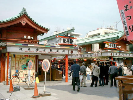 新年即将到来越来越多人前往浅草寺祈愿