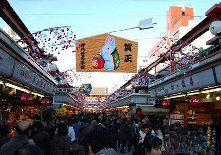 新年即将到来越来越多人前往浅草寺祈愿