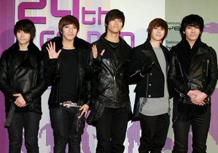 野兽组合2pm日本演唱会2万5千名粉丝大狂热