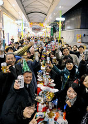 日本大型年夜饭吸引3千人 美食美酒长1公里