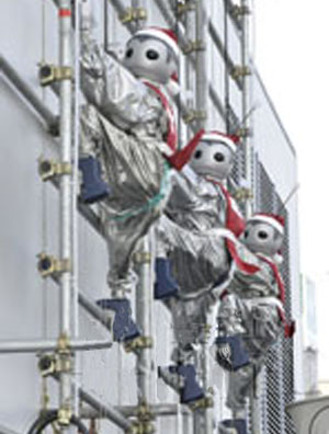 世博人气机器人“梦ROBO”变身圣诞老人攀爬墙壁
