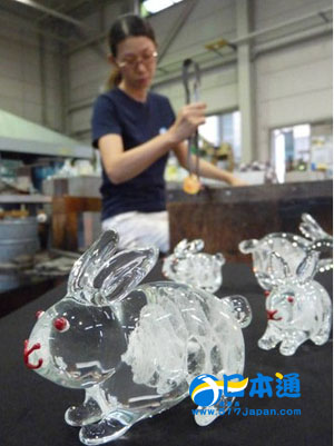 创意低碳废玻璃变身可爱兔子