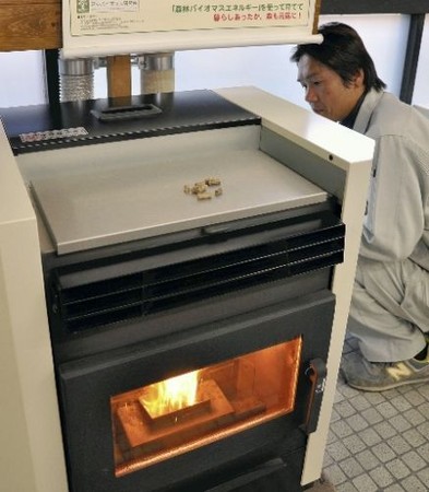 广岛县尾道市市政府使用一次性筷子为燃料的暖炉取暖