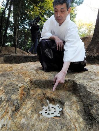 京都府石清水八幡宫境内的护国寺遗迹内出土了祭典用法器