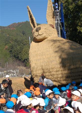 兵库县举行“干支引”，迎接兔年到来