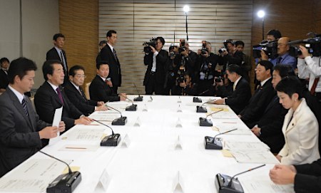 日本首相召开阁僚会议 开始着手明年预算编成