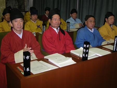 奈良县橿原市议员身着古装出席议会 为藤原京做宣传