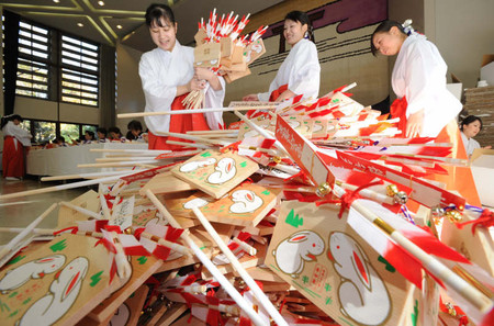 名古屋热田神宫开始制作新年用的破魔矢