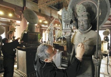 法隆寺开始清理佛像身上一年来的灰尘