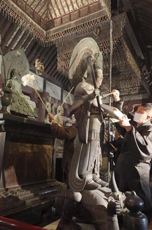 法隆寺开始清理佛像身上一年来的灰尘