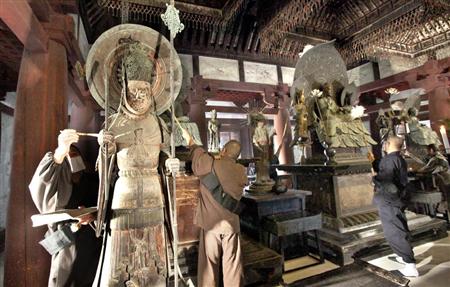 法隆寺开始清理佛像身上一年来的灰尘