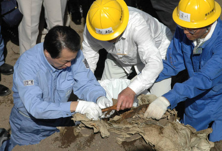 日本首相菅直人视察硫磺岛遗骨收容作业
