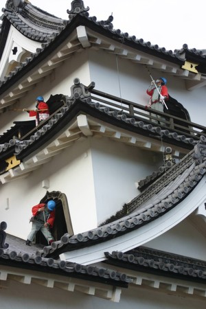 日本国宝彦根城天守阁进行年末大扫除