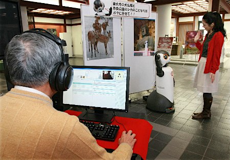 奈良在案内所内使用导游机器人介绍名胜景点