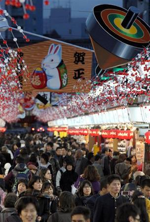 东京浅草仲见世商店街充满迎春气氛