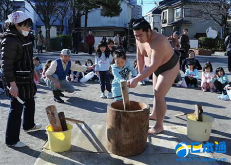 东京都一小学邀请相扑力士为孩子们捣年糕