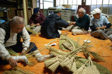 香川县土肥山的老人制作装饰用的注连绳