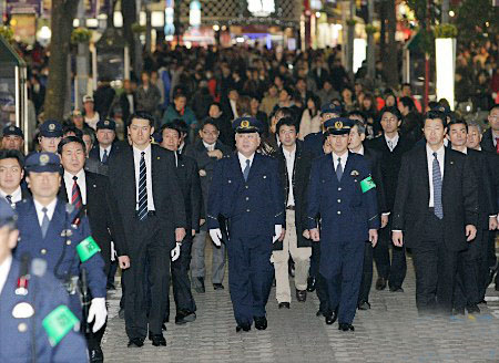 日本警察开始加强街头警戒