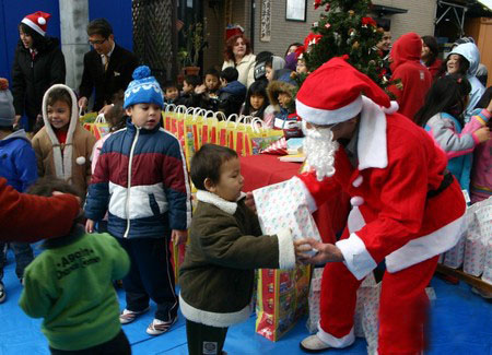滋贺县巴西人学校迎来当地有志人士扮演的“圣诞老人”