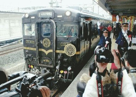 熊本县观光列车“阿苏1920”进行退役前的最后一趟运行