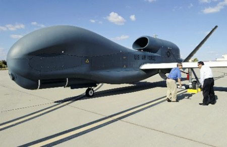 自卫队开始探讨购入美军“全球鹰”无人侦察机的可能性