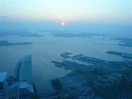 从最接近天空的横滨地标塔观看初日之出