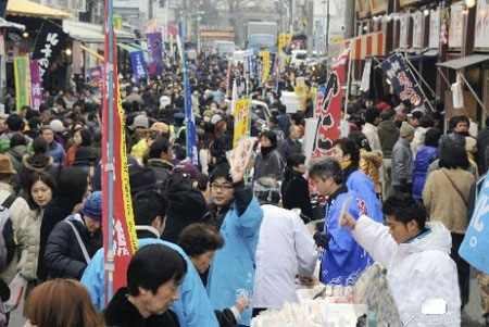 东京都筑地场外市场迎来众多购物家庭