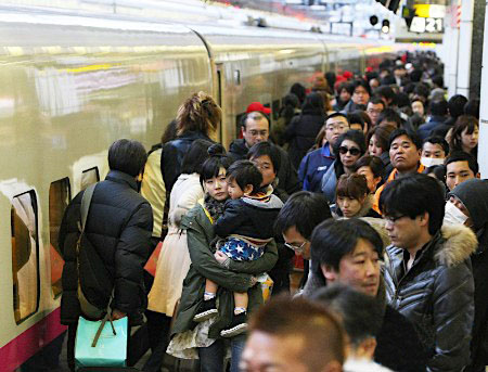 JR东京站出现返乡高峰 各条新干线均满座