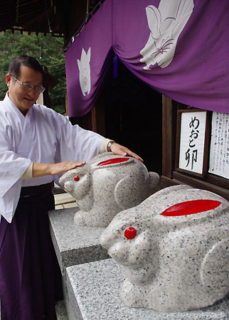 众多孕妇前往三尾神社参拜兔神 祈祷安产