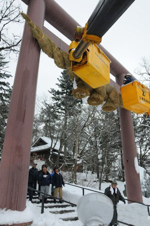 爱别神社用巨大注连绳装饰鸟居