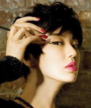 烟熏妆打造女王气场