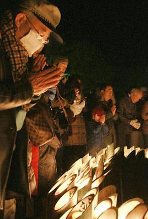 祭阪神大地震16年 人们举办祈祷地震亡灵的安魂仪式
