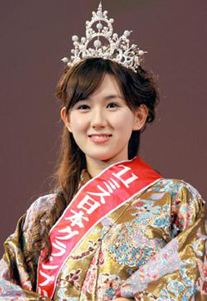 谷中麻里衣获得2011年度日本小姐选美最高奖