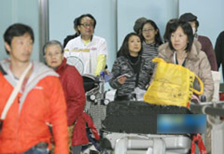 成田机场迎来返程入境高峰 总人数少于去年