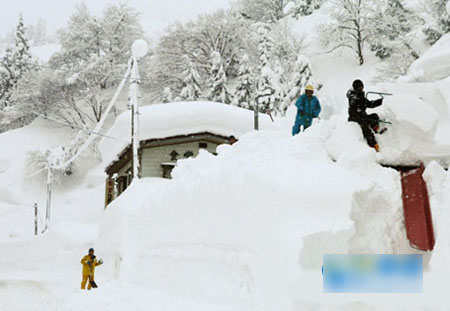 日本胜冈市受大雪影响 道路除雪请求达700件