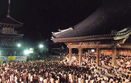 日本新年裸祭 数千人竞争“福男”